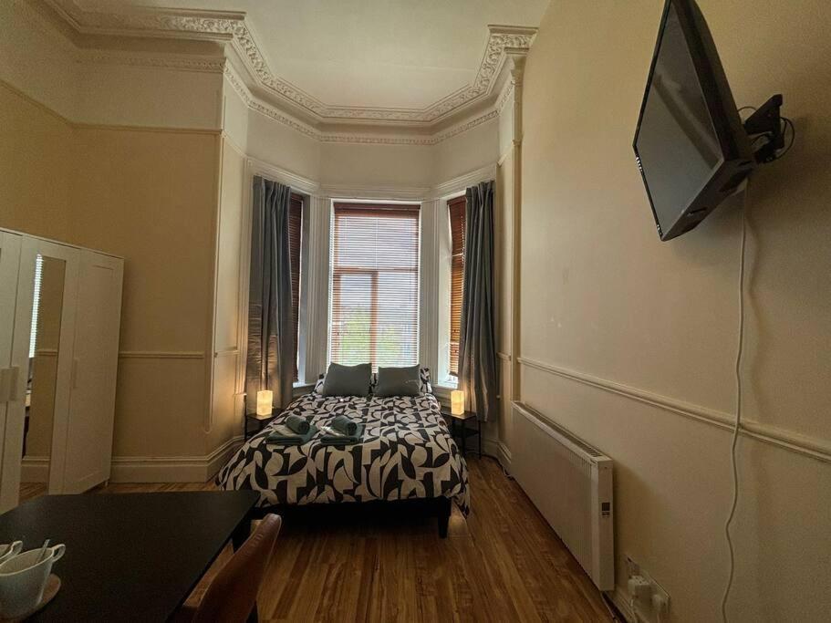 Spacious Victorian 3 Apartment *