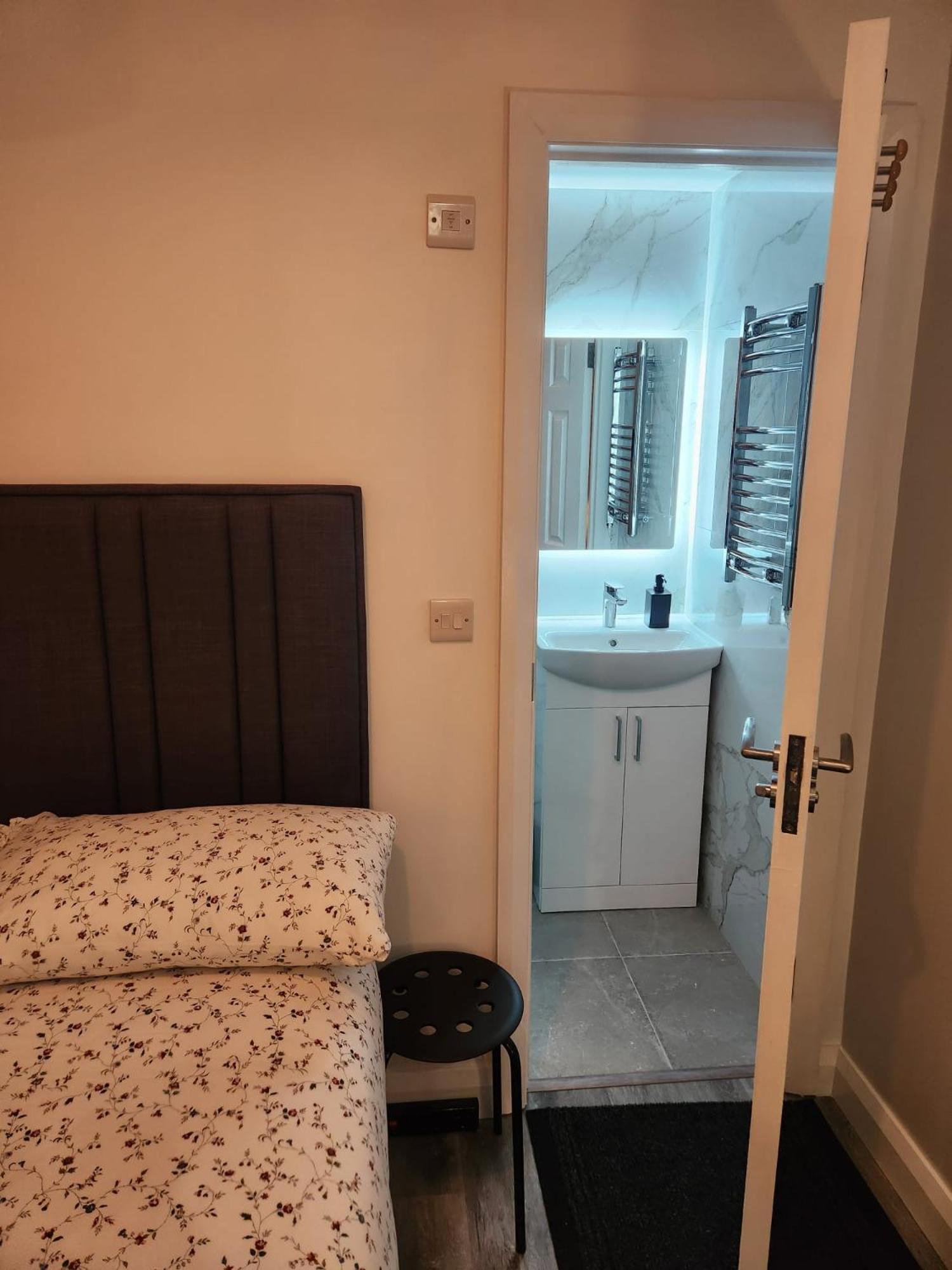Deluxe Twin Or King Bed Near Airport & Apartment