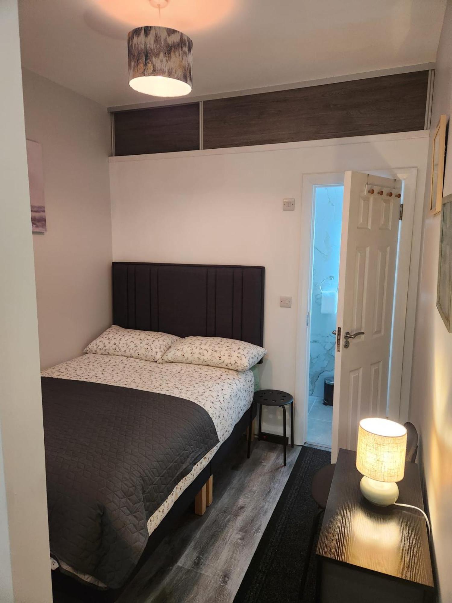 Deluxe Twin Or King Bed Near Airport & Dublin