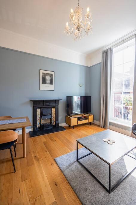 2bed Flat With Private Balcony And Fireplace Apartment Dublin