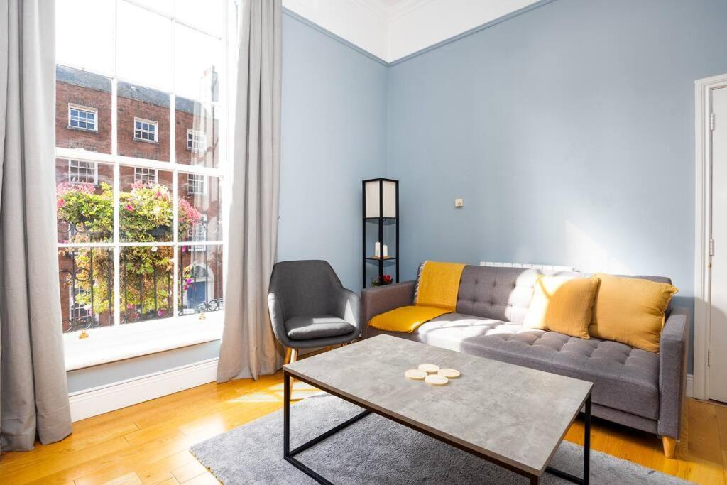 2bed Flat With Private Balcony And Fireplace Apartment *