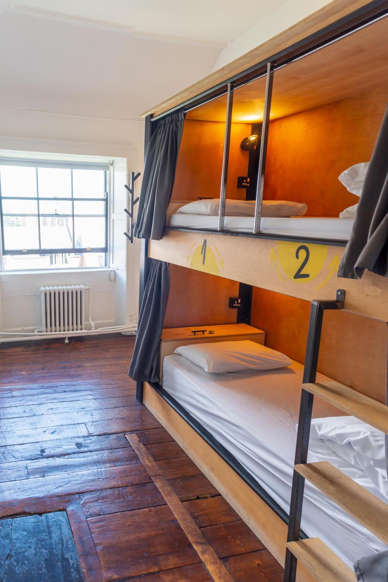 Leevin George Hostel *
