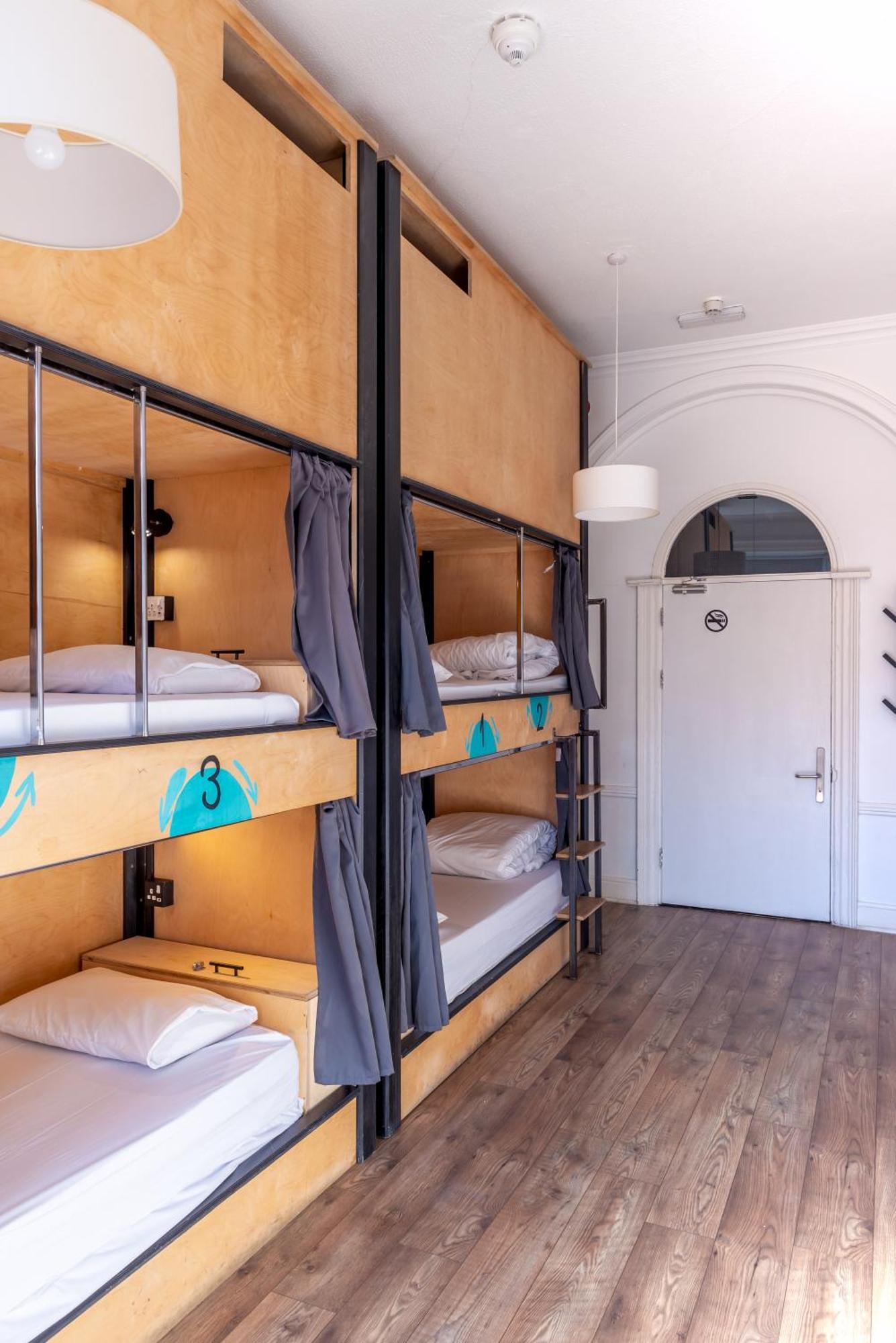Leevin George Hostel *