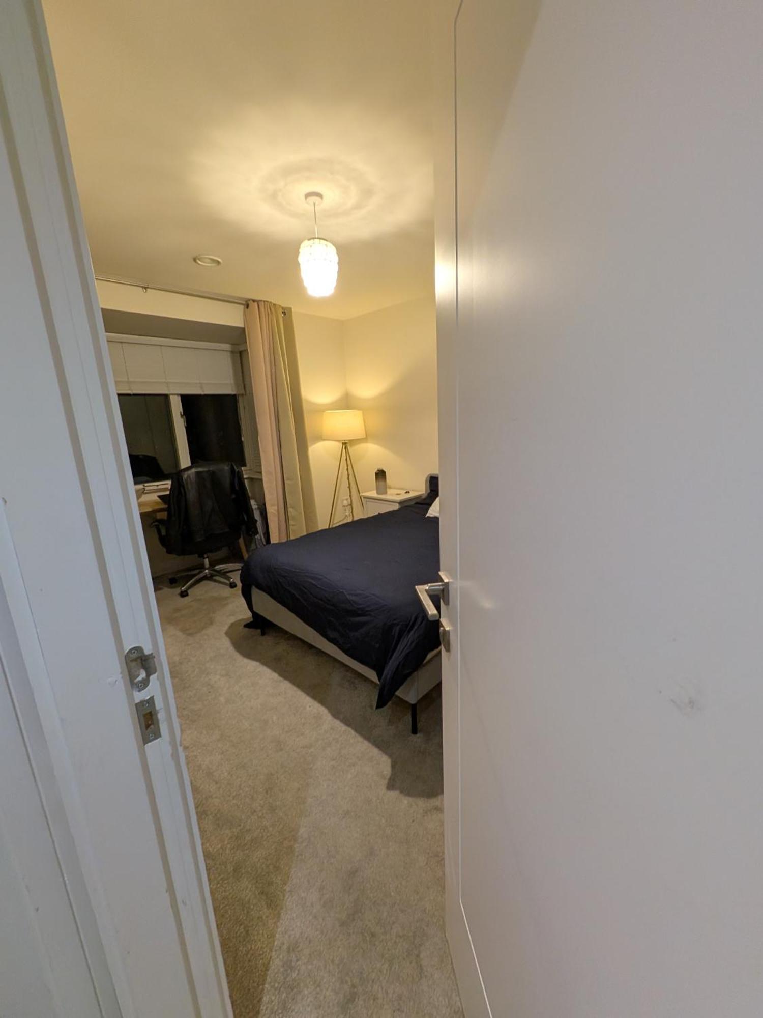 Pvt Attached Bathroom , 20 Mins To Center Via Direct Train 2 Min Away *