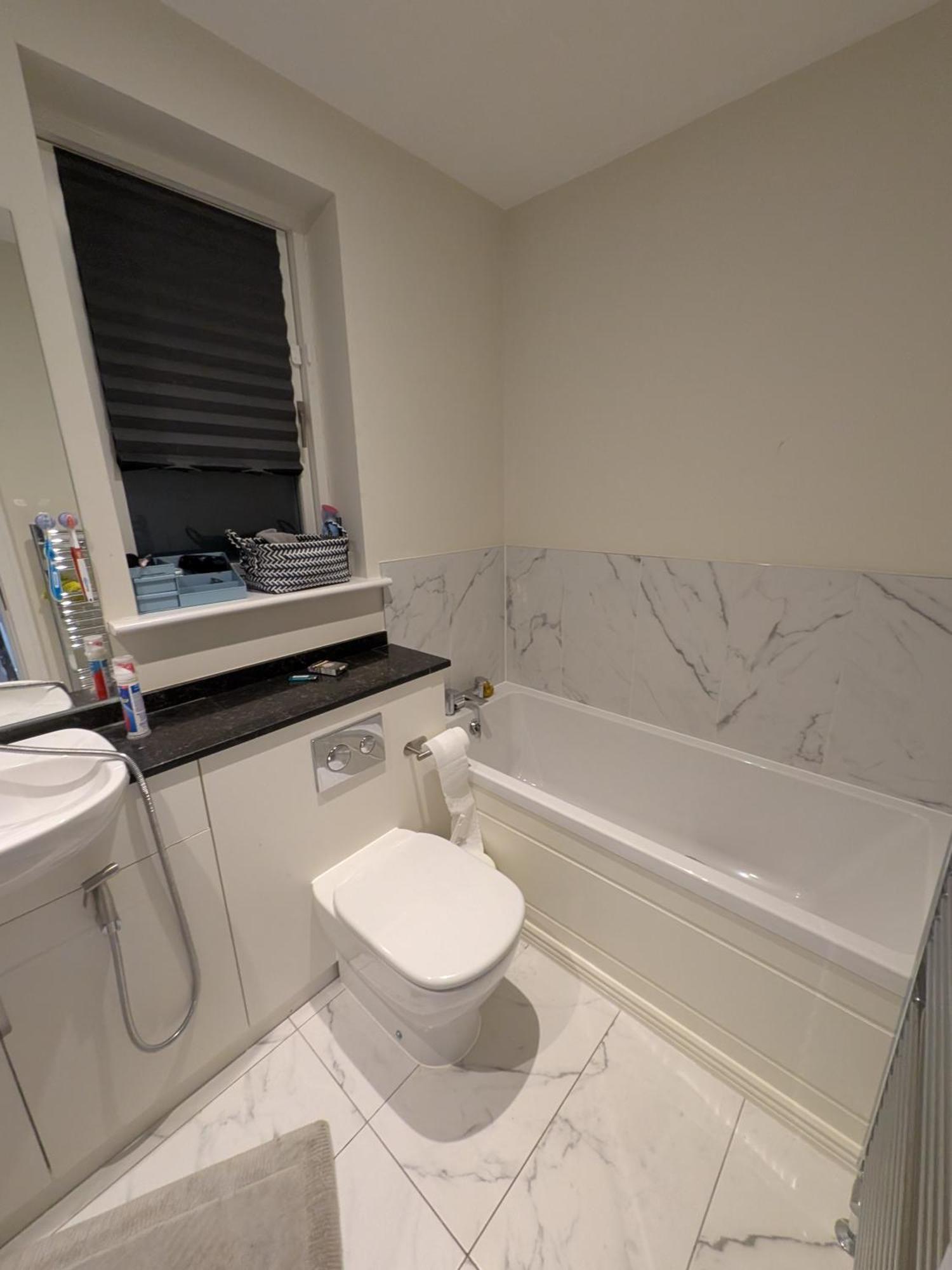 Pvt Attached Bathroom , 20 Mins To Center Via Direct Train 2 Min Away * Dublin