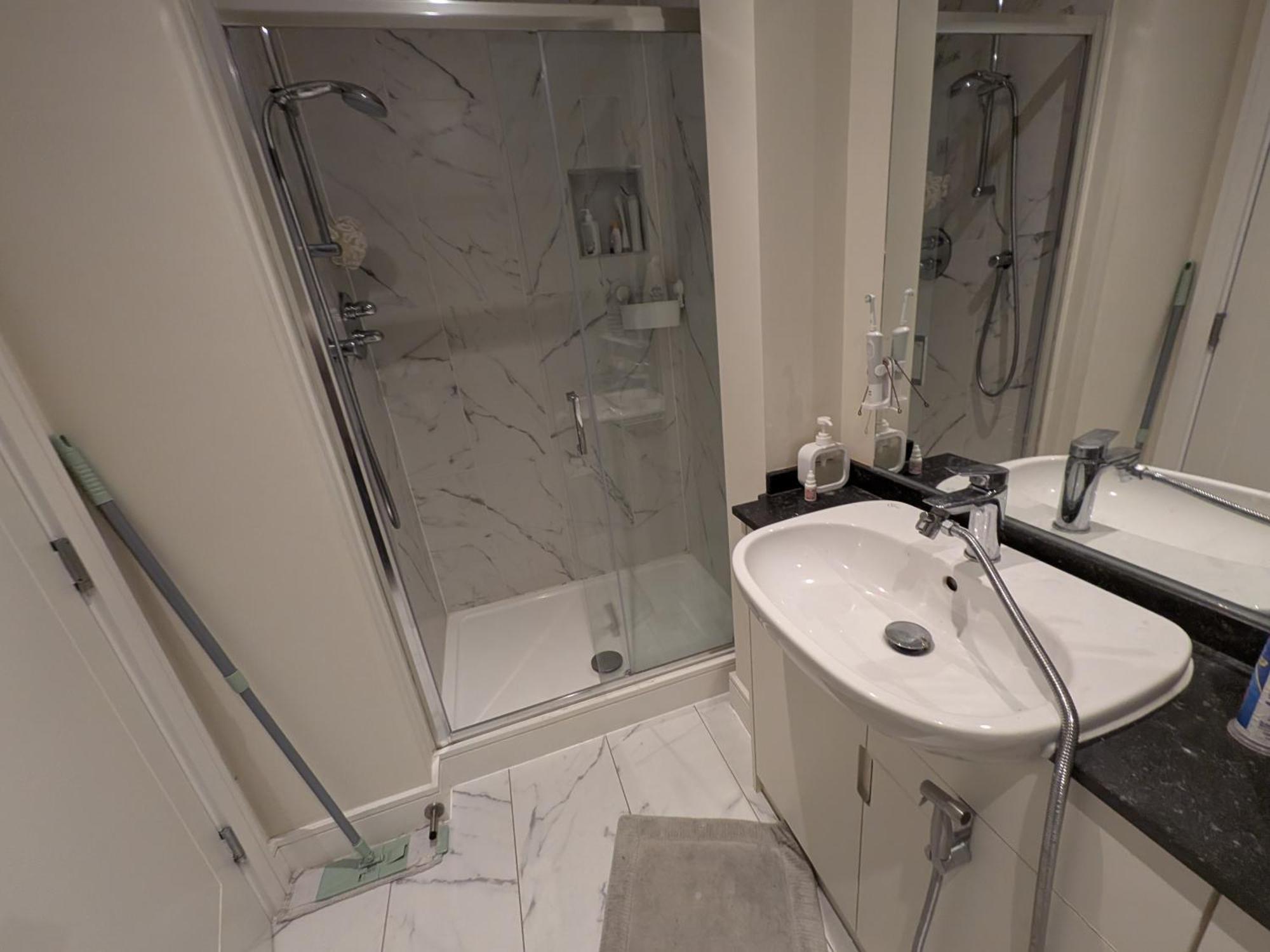 Pvt Attached Bathroom , 20 Mins To Center Via Direct Train 2 Min Away