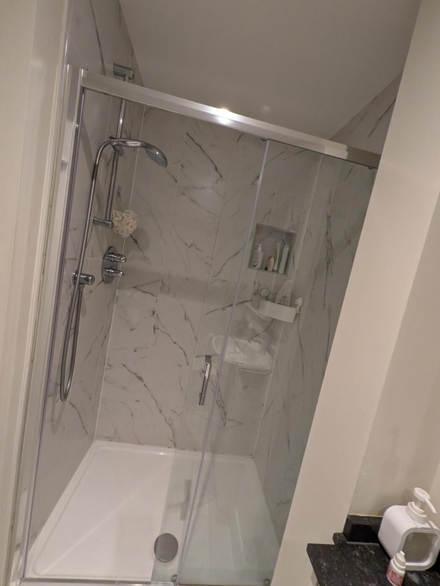 Homestay Pvt Attached Bathroom , 20 Mins To Center Via Direct Train 2 Min Away