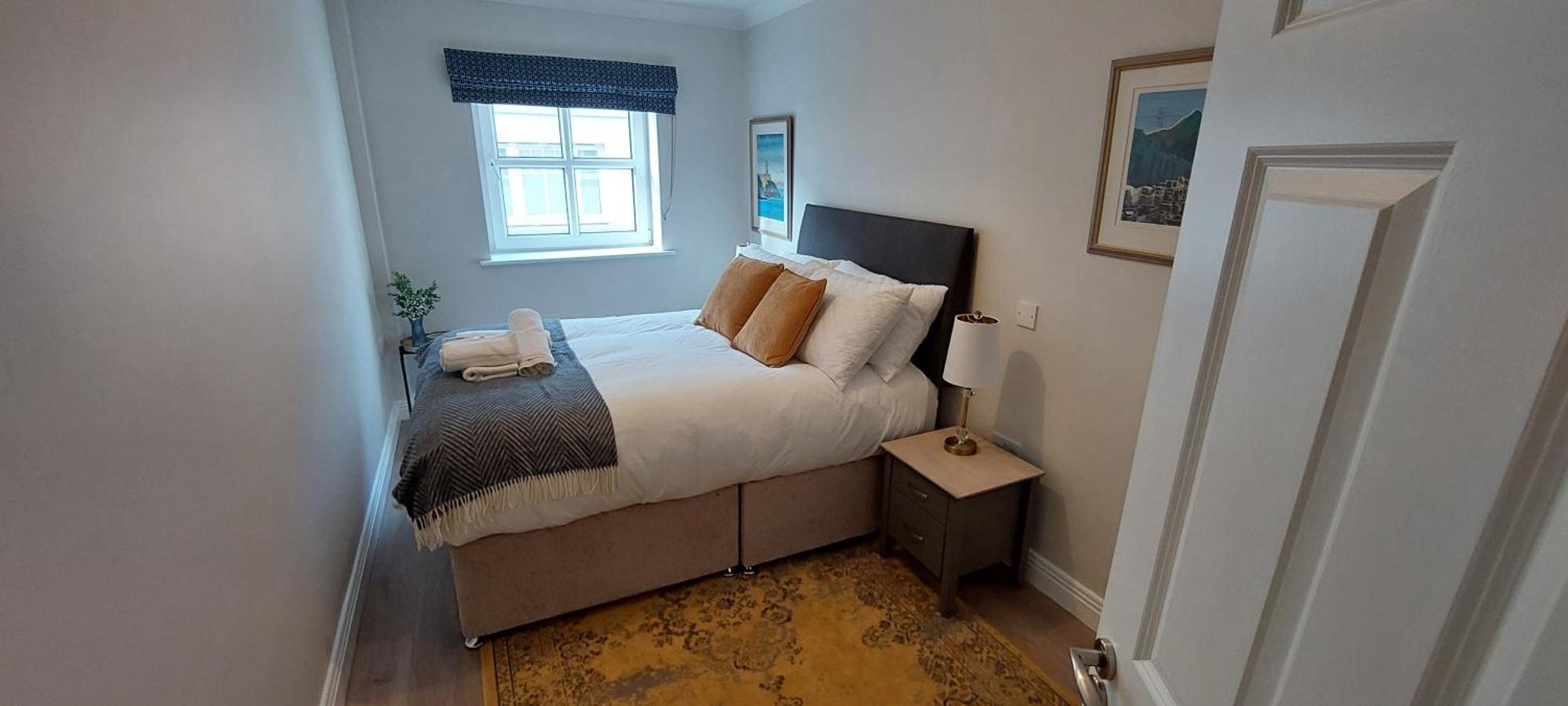 Tastefully Refurbed 2bed - 3 Mins To Trinity & Docks Apartment *