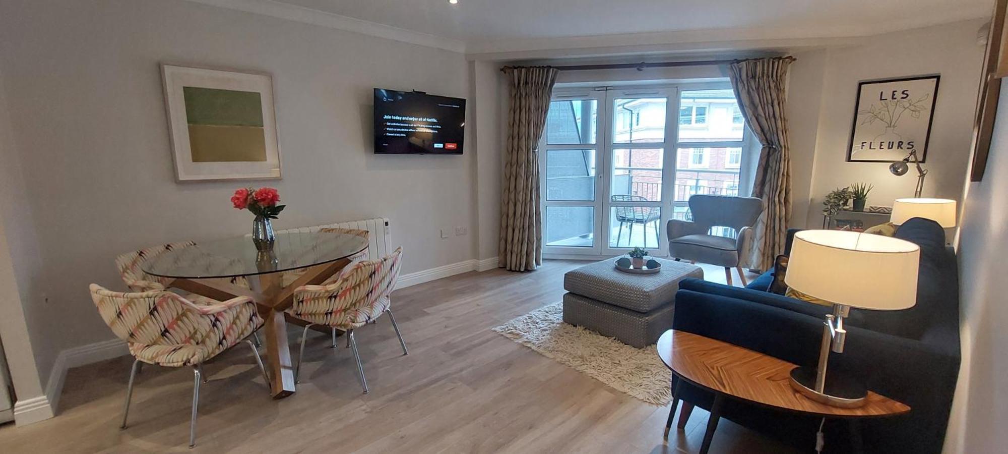 Tastefully Refurbed 2bed - 3 Mins To Trinity & Docks *