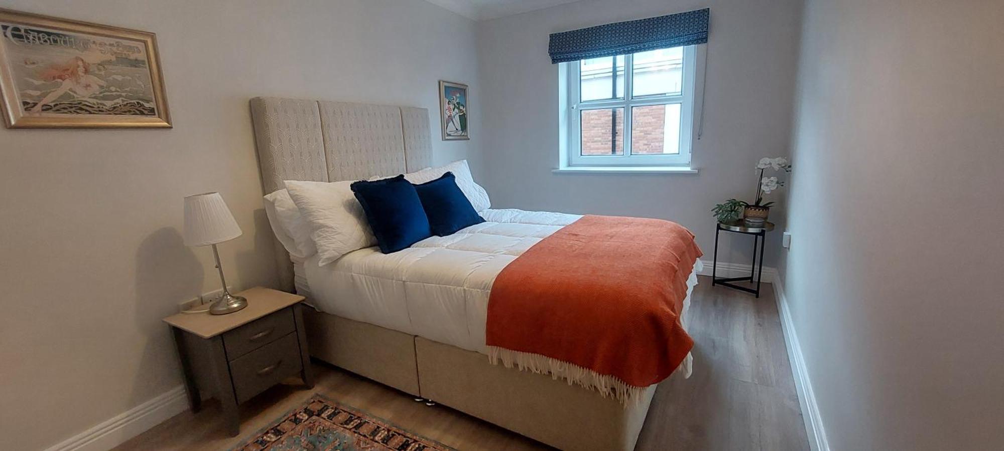 Tastefully Refurbed 2bed - 3 Mins To Trinity & Docks Apartment