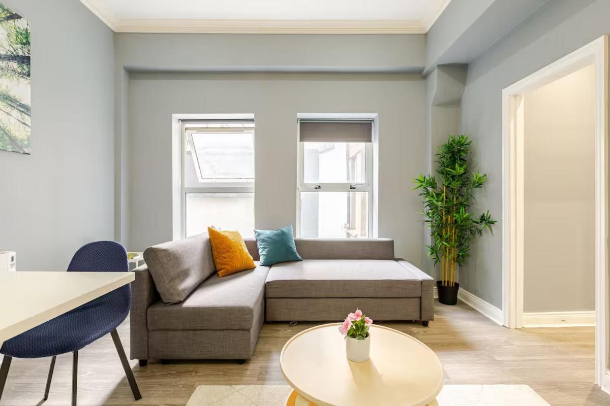 Apartment Location! Modern In Heart Of City! *