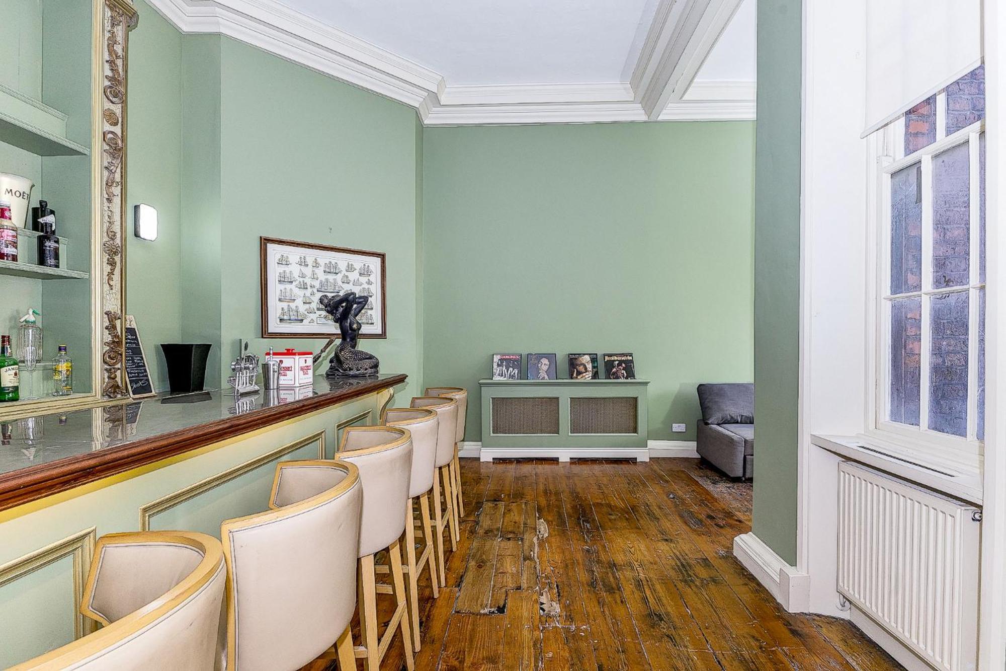 Munster , 7 Henrietta Street, Centre Apartment *
