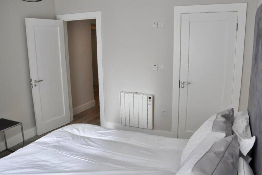 Luxury Large Stylish 2 Bed Apt, Sandymount Village Vakantiehuis
