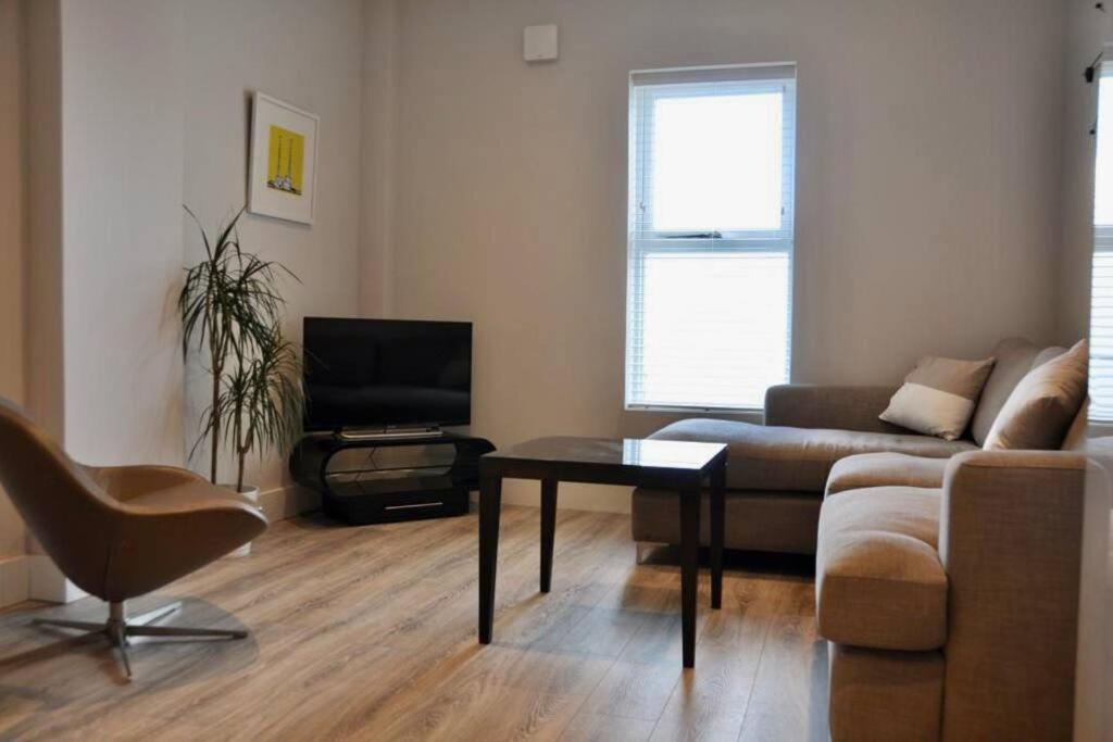 Luxury Large Stylish 2 Bed Apt, Sandymount Village *