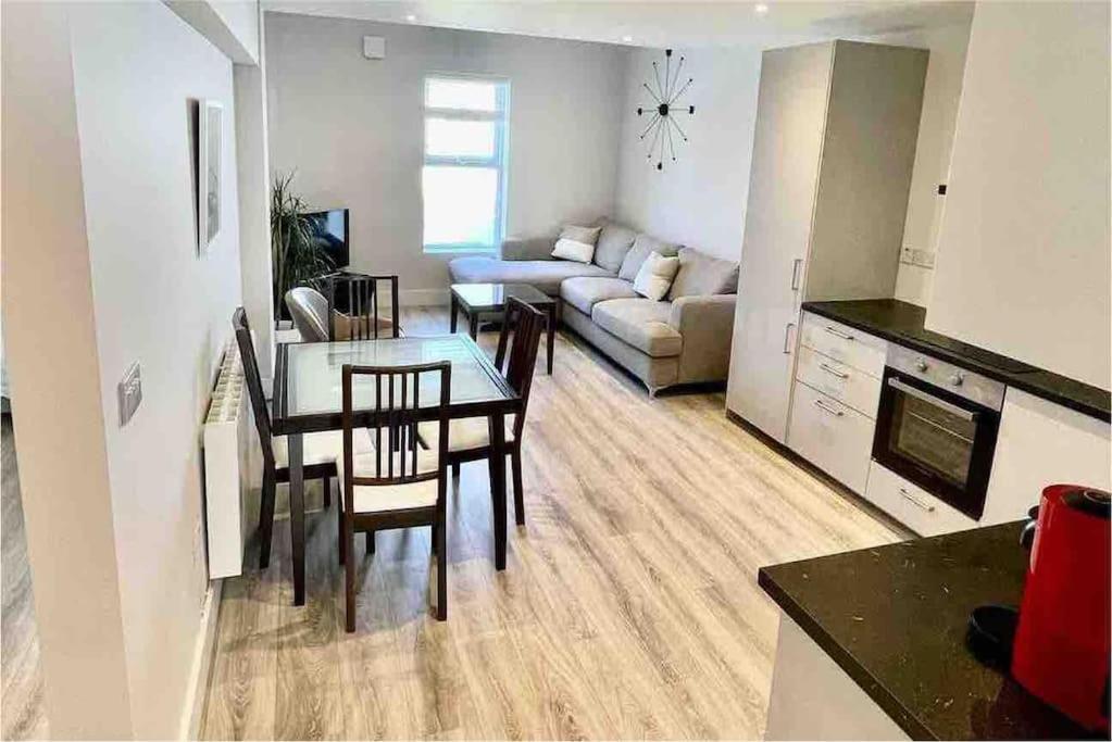 Luxury Large Stylish 2 Bed Apt, Sandymount Village Vakantiehuis