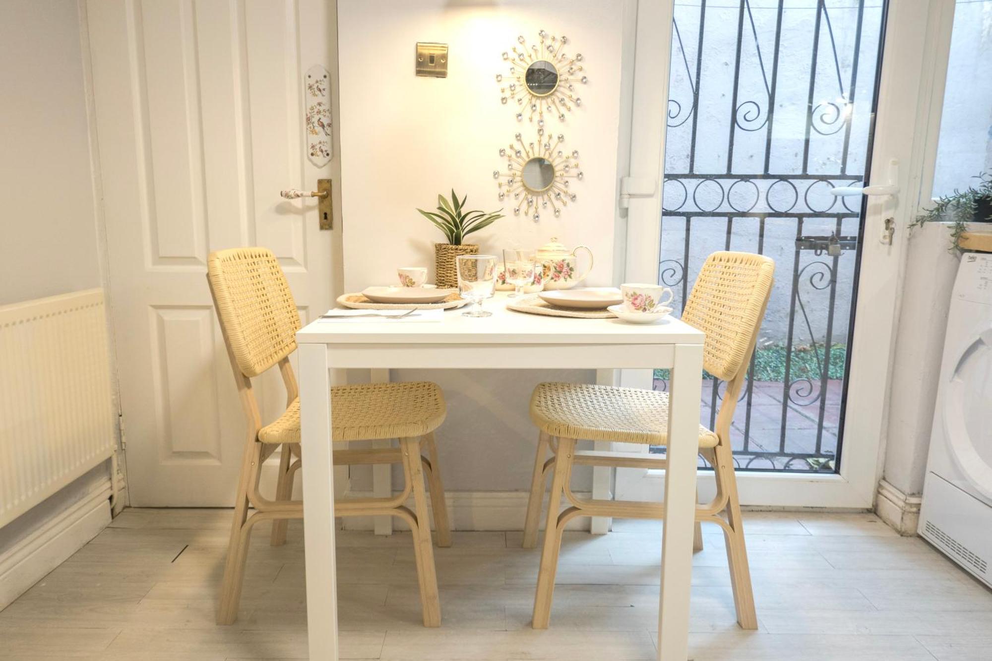 Centre D1 - 2 Bedroom Spacious Modern Duplex House Apartment *