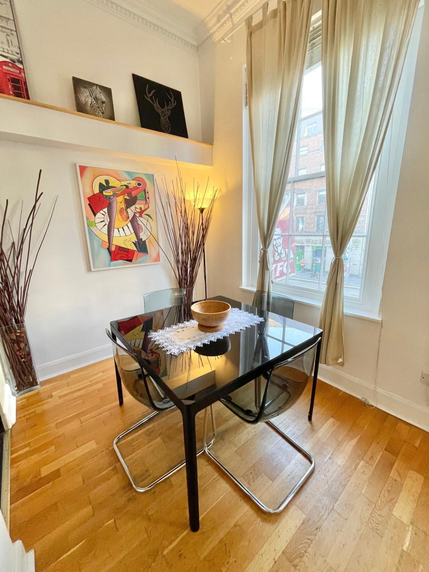 1 Bedroom In Temple Bar Apartment *