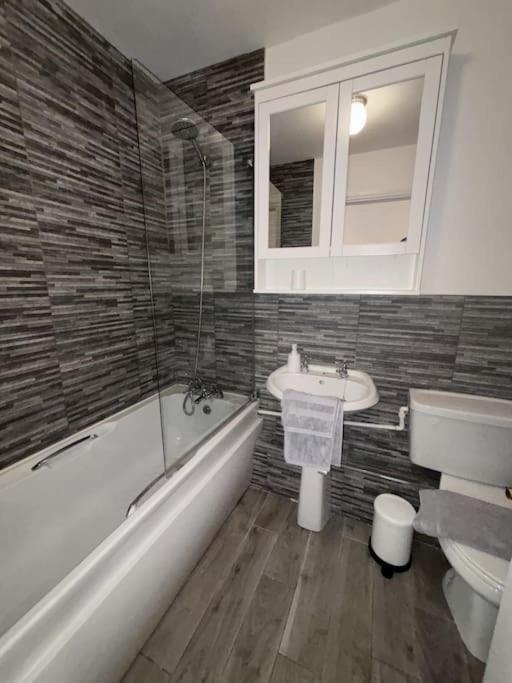 Stylish 2 Bedroom 2 Apartment *