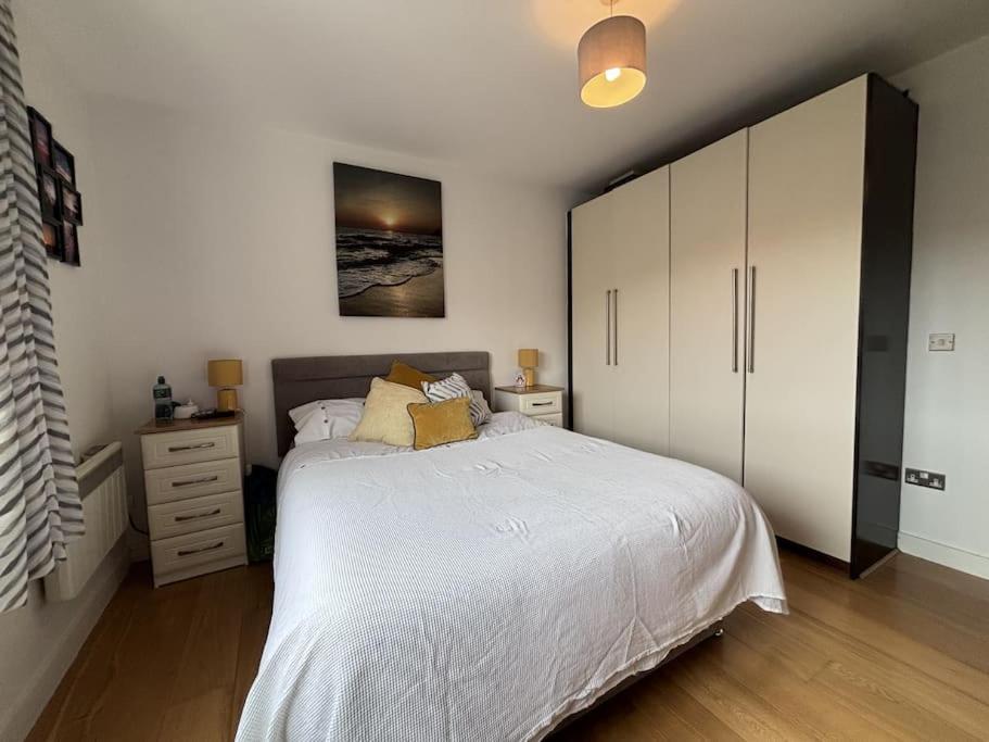 Stylish 2 Bedroom 2 *