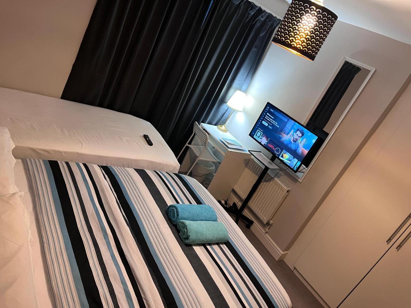 Lovely Twin With Ensuite Bathroom 15 Mins From Airport