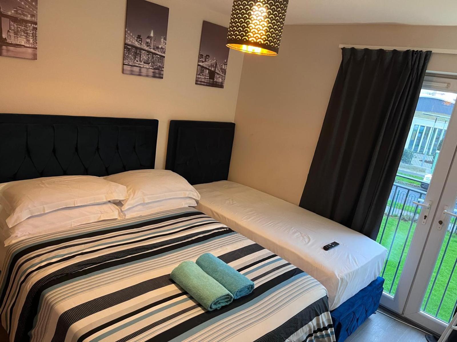 Lovely Twin With Ensuite Bathroom 15 Mins From Airport Privatunterkunft *
