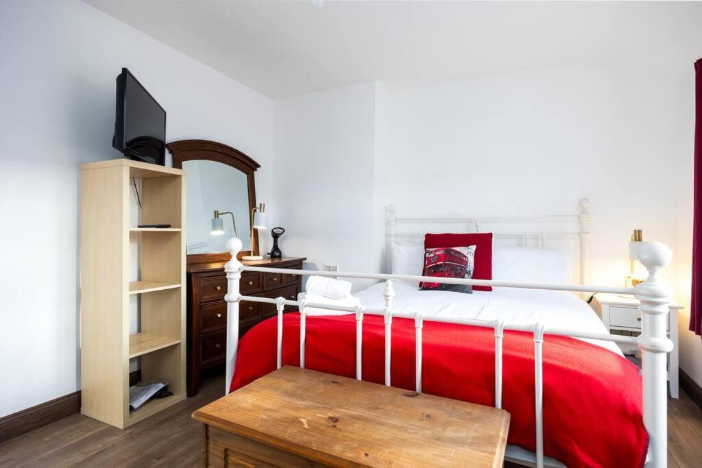 Lovely 2br House - 8 Min Walk To Broombridge Station Holiday home *
