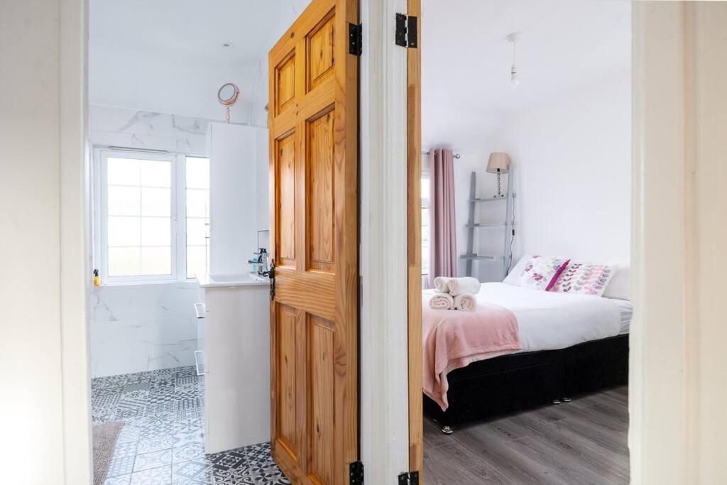 Lovely 2br House - 8 Min Walk To Broombridge Station Holiday home *