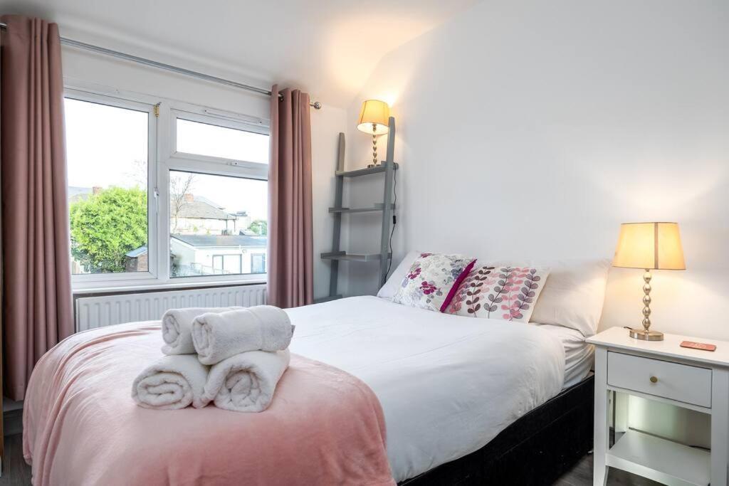 Lovely 2br House - 8 Min Walk To Broombridge Station *