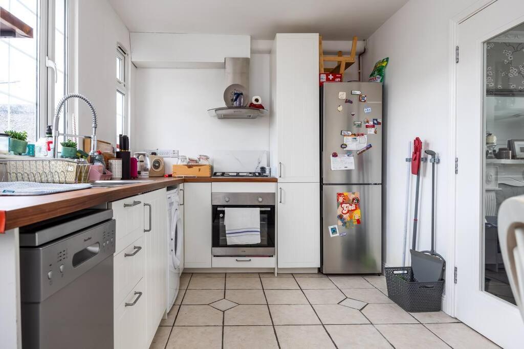 Lovely 2br House - 8 Min Walk To Broombridge Station Holiday home