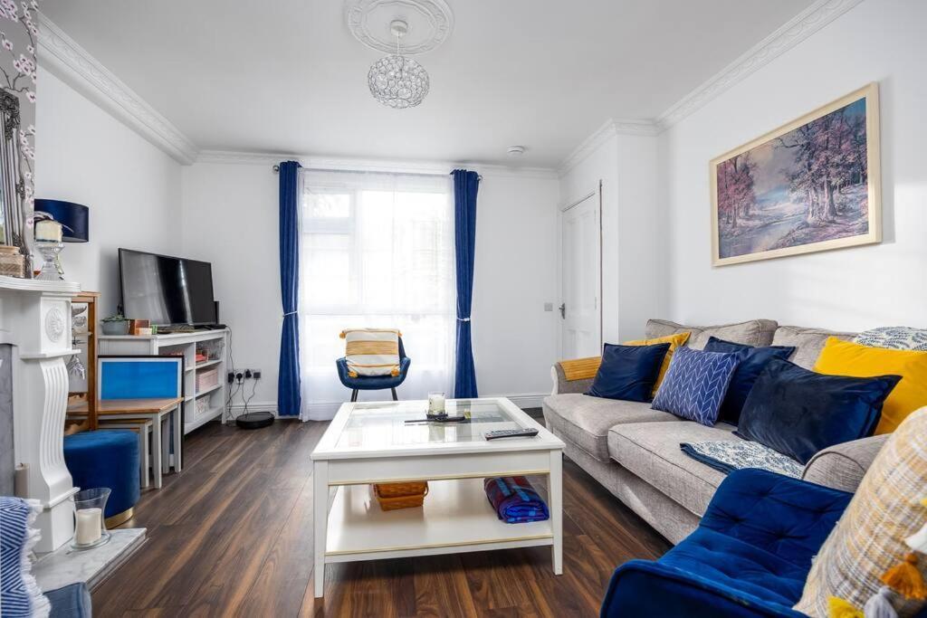 Lovely 2br House - 8 Min Walk To Broombridge Station *
