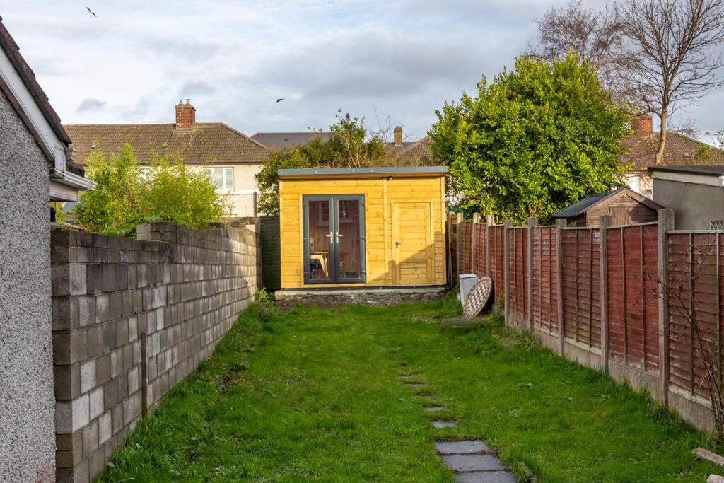 Lovely 2br House - 8 Min Walk To Broombridge Station Holiday home