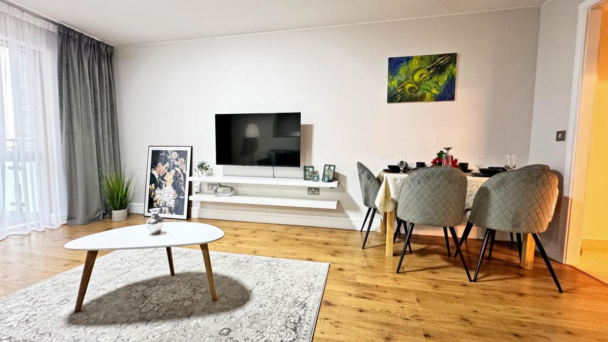 Docklands Waterfront Luxury Apartment