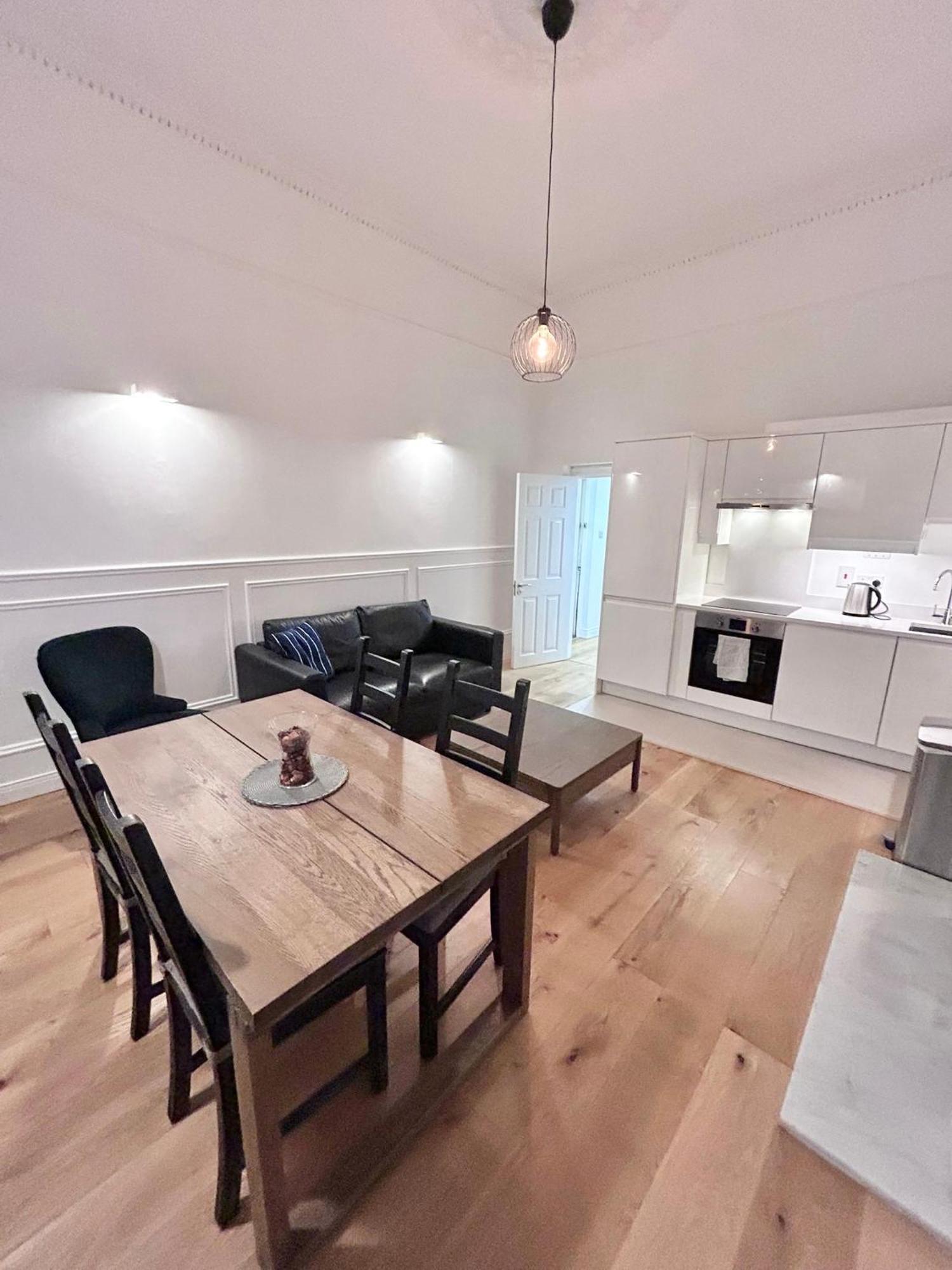 2 Bed In Centre Apartment *