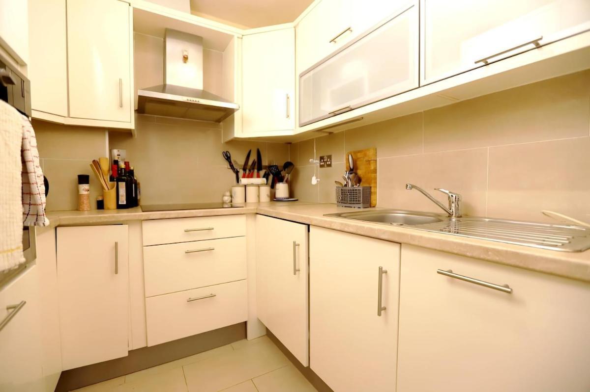 Apartment Modern Two Bed With Parking