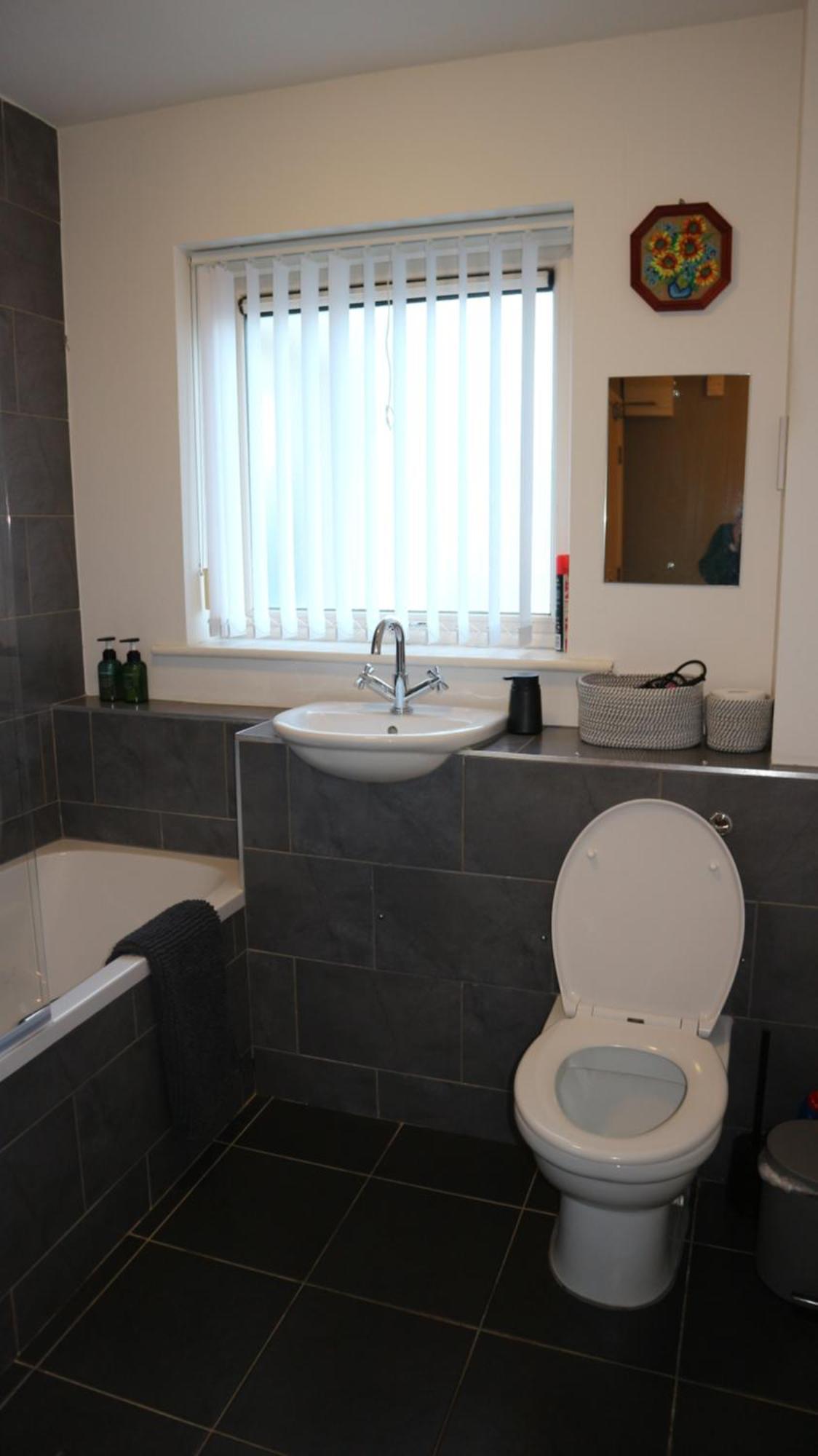 Conveniently Located, 2 Bedroom Modern Apartment *