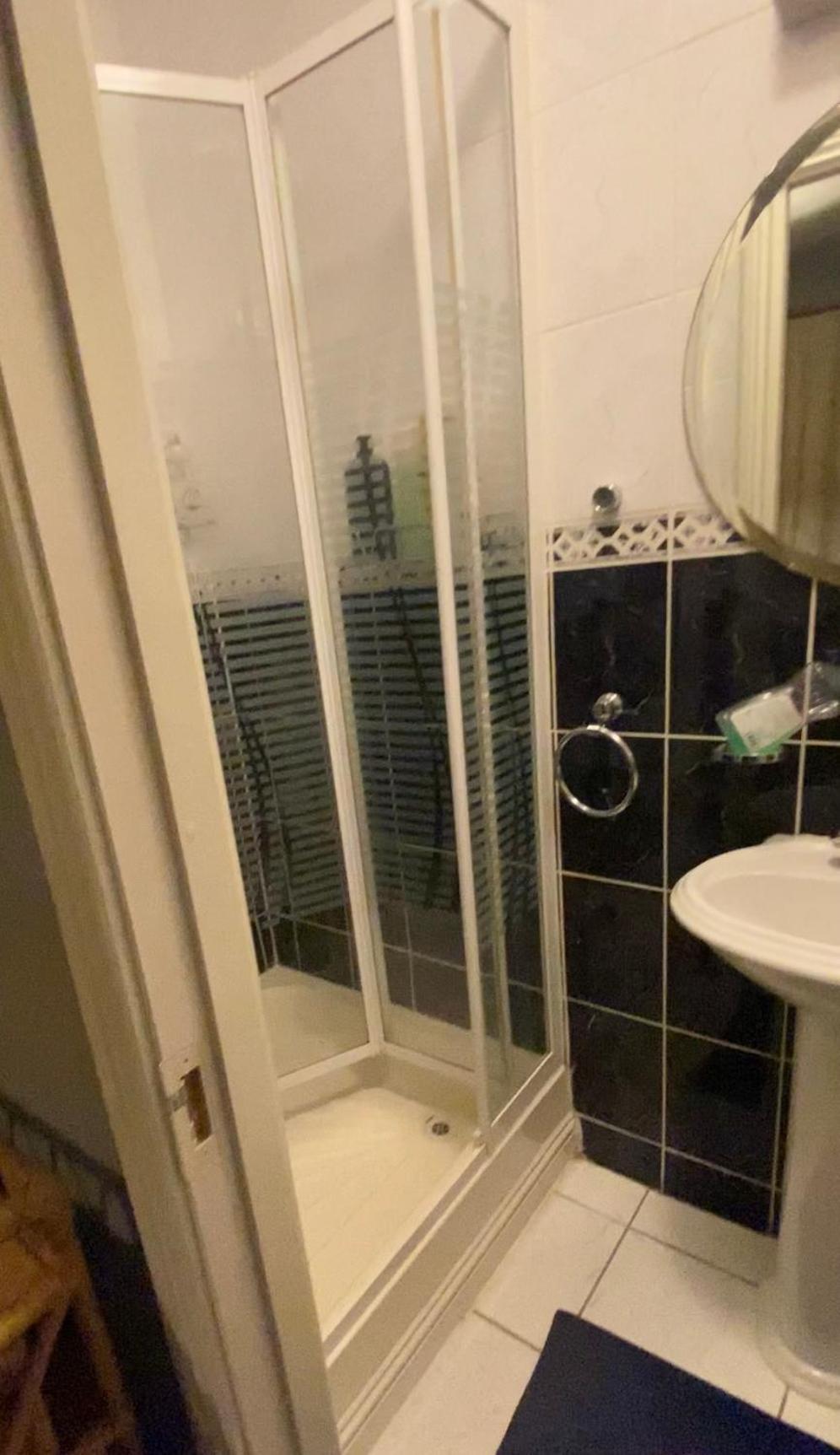 Dorm 5-6 People Shared Bathroom Outside Homestay