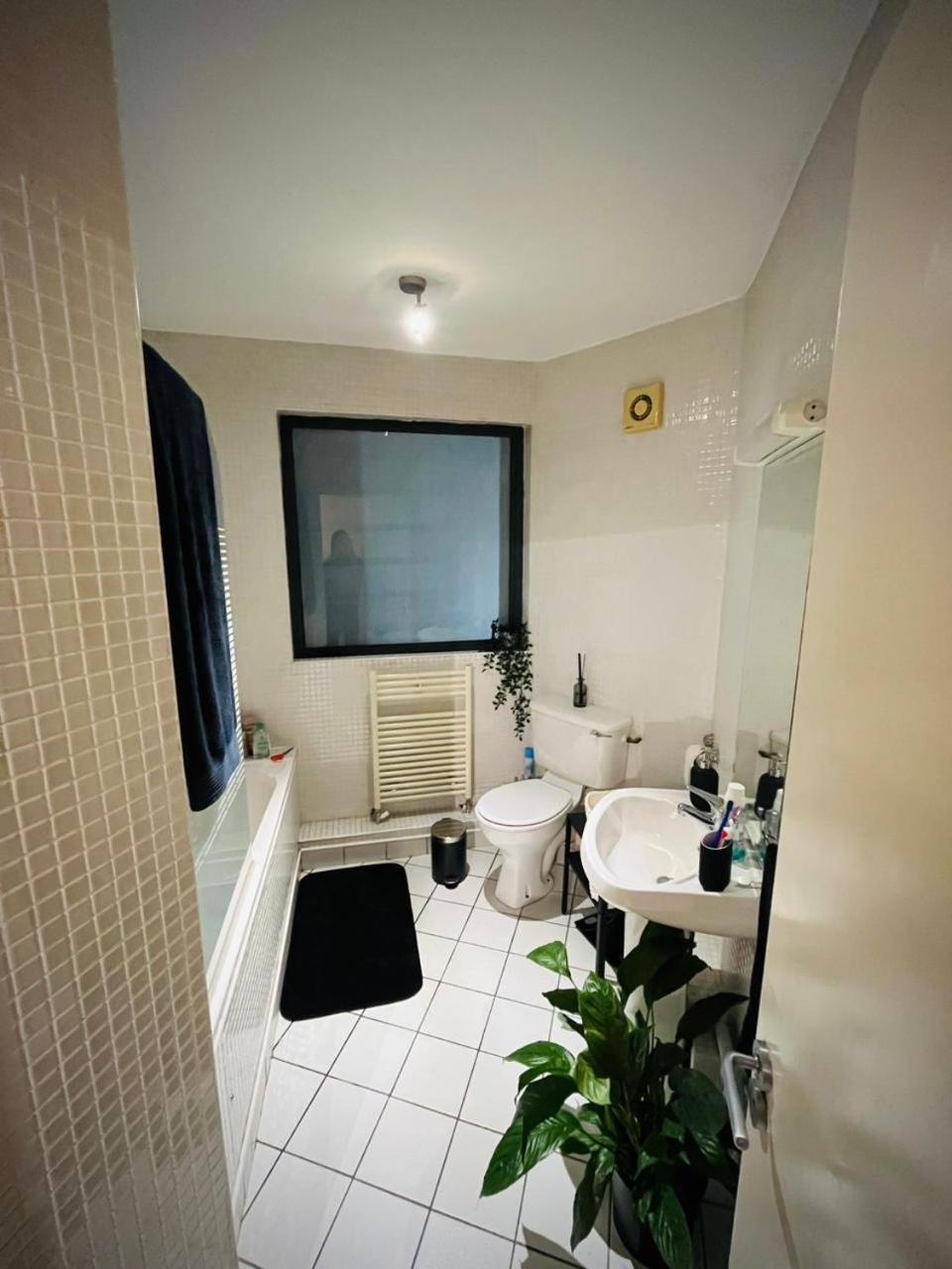 Dorm 5-6 People Shared Bathroom Outside *