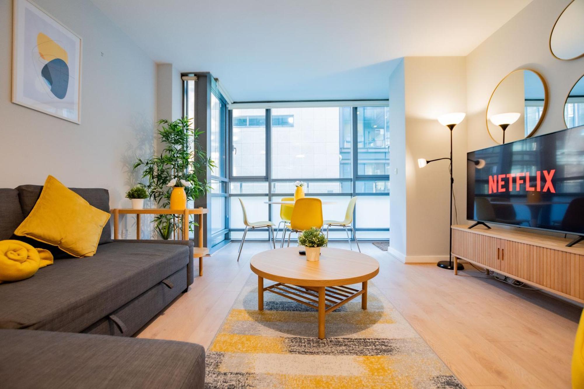 Bright & Modern Apartment *