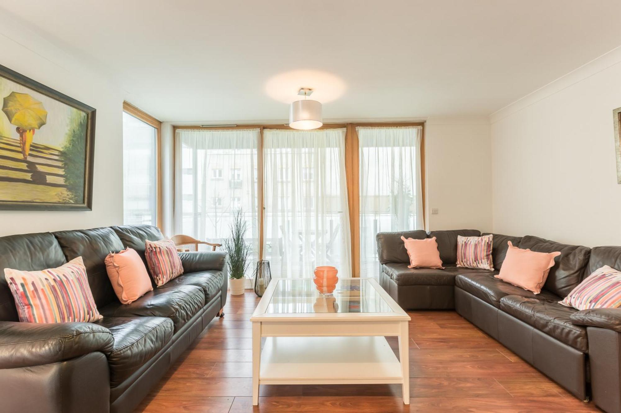 Bright, Spacious Centre Apartment