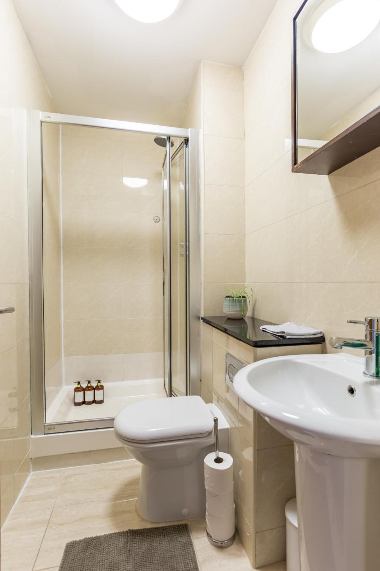 Bright, Spacious Centre Apartment *