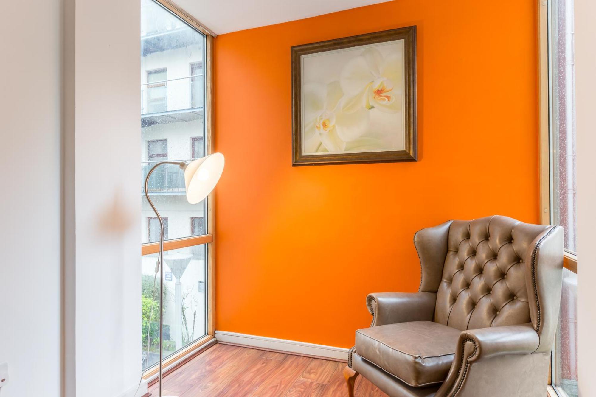 Bright, Spacious Centre Apartment *