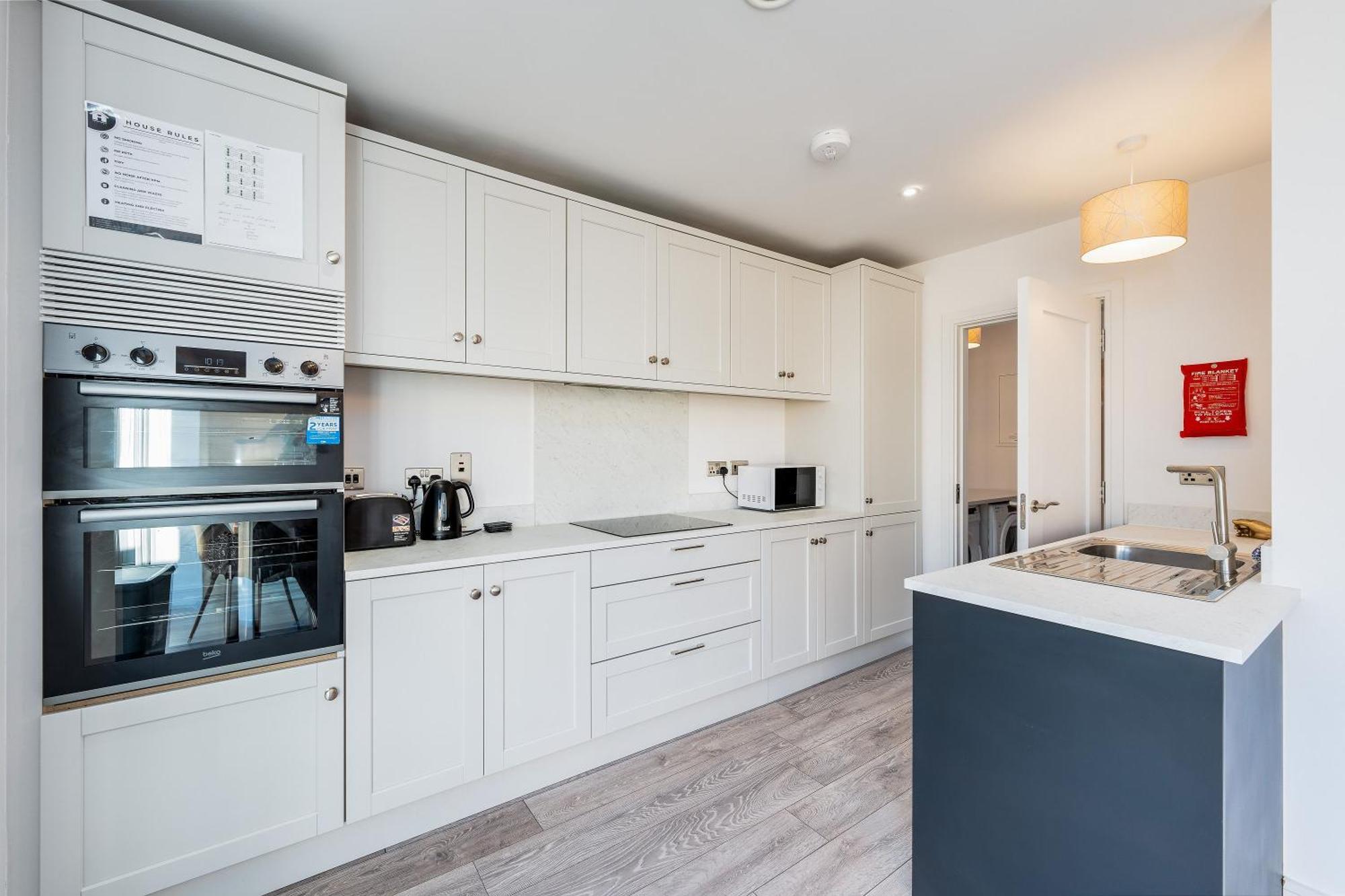 Citywest Contractor Housing - Sleeps 5 Vakantiehuis *