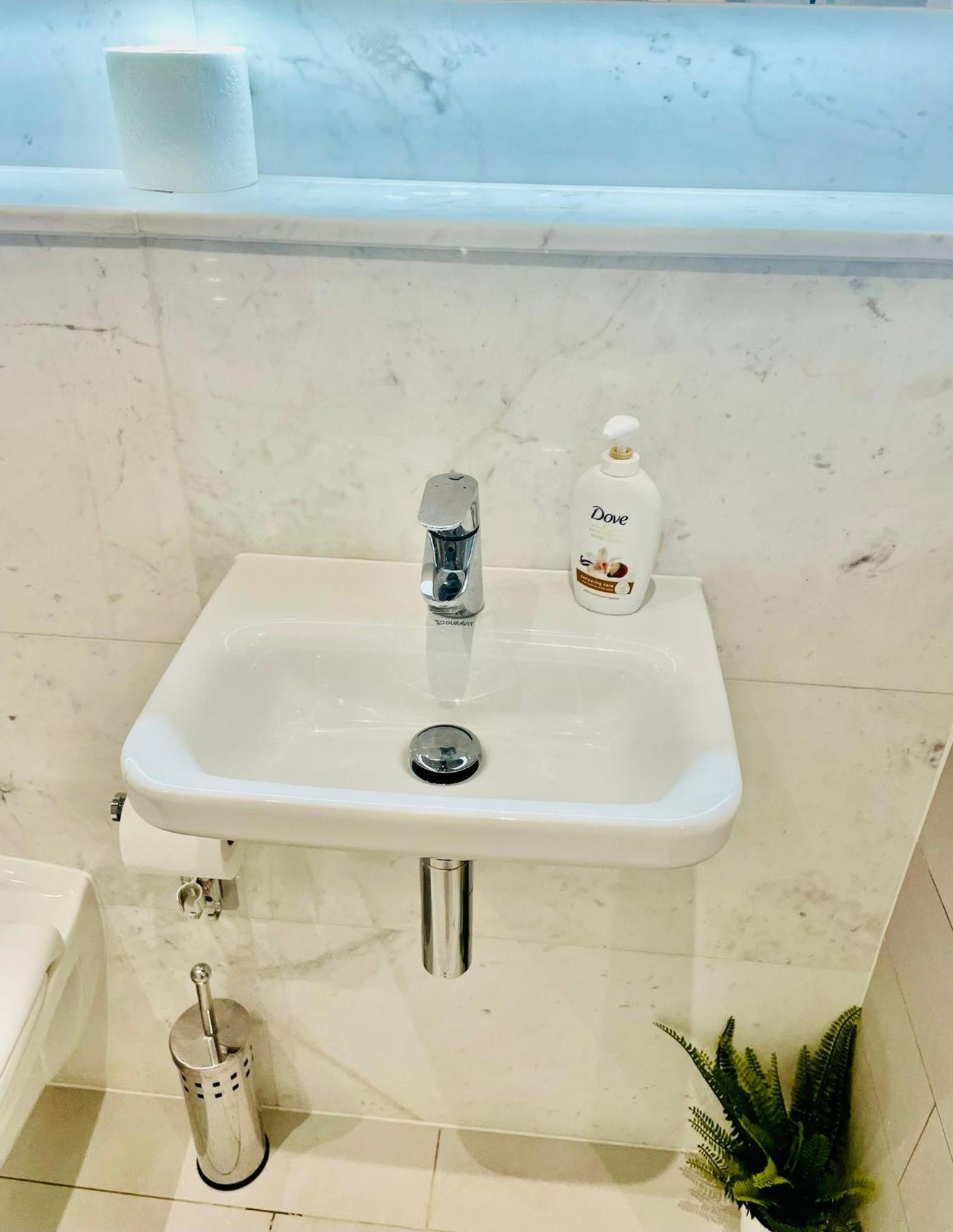 Luxurious Spacious In Central City!! Apartment *