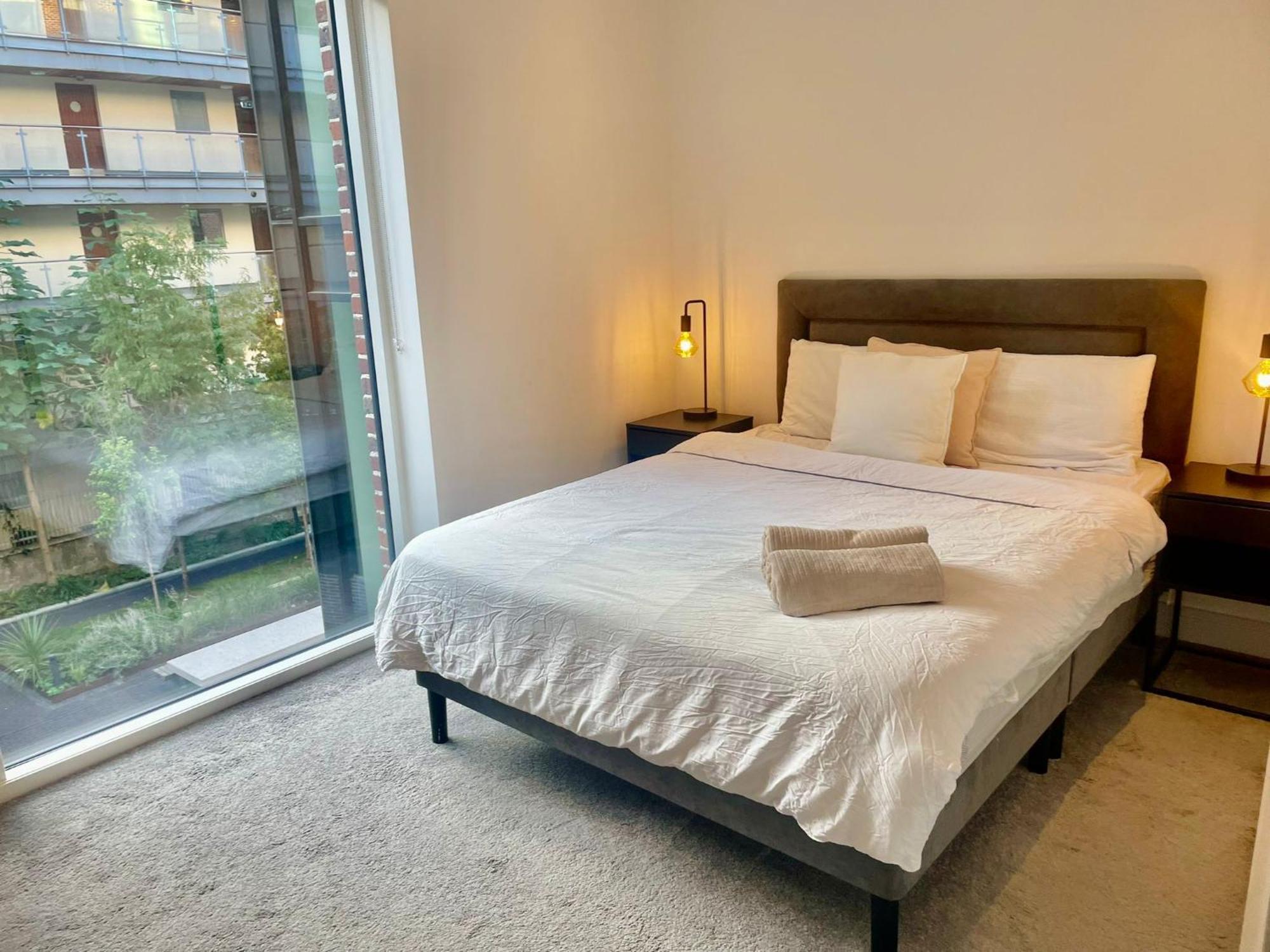 Luxurious Spacious In Central City!! *
