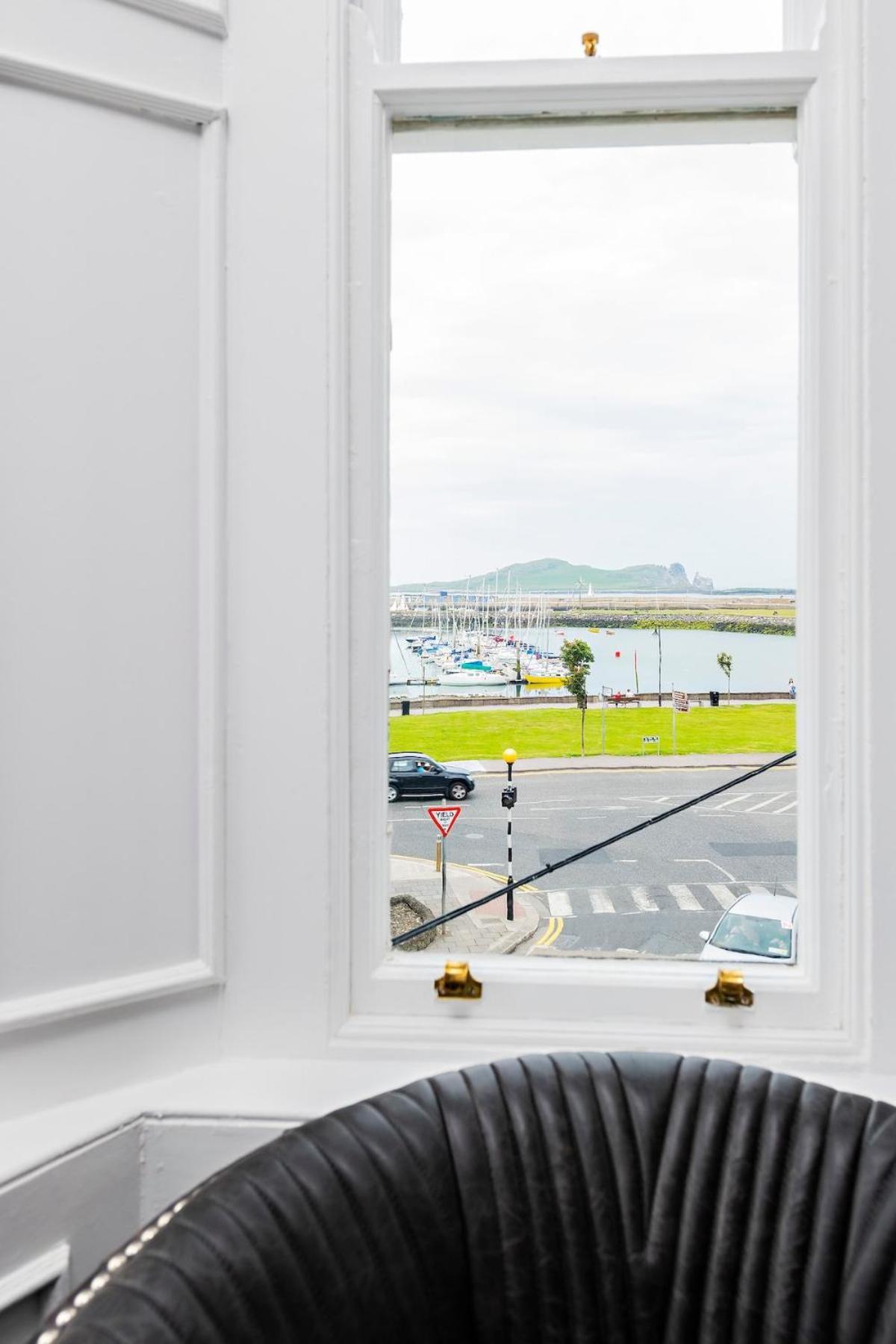With Scenic Marina Views Apartment *