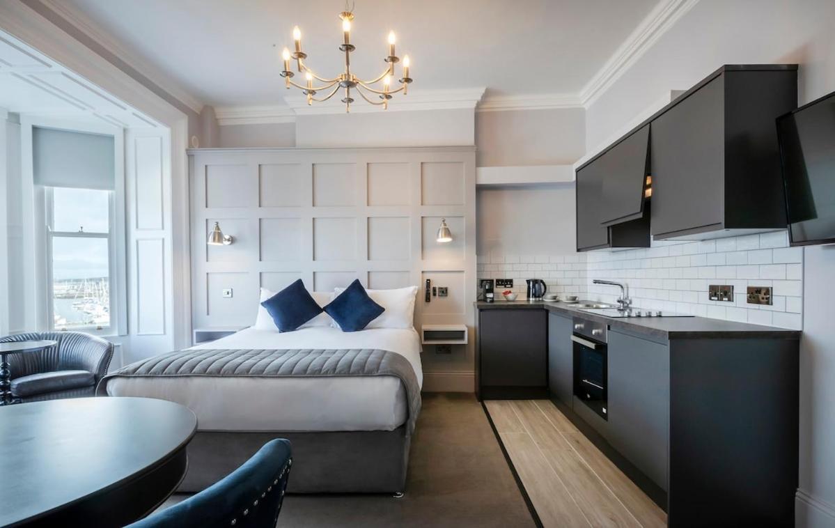 Appartement With Scenic Marina Views *