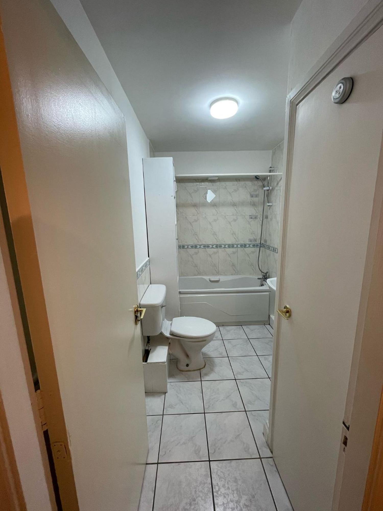 Spacious 2 Bedroom Near The Spire Apartment