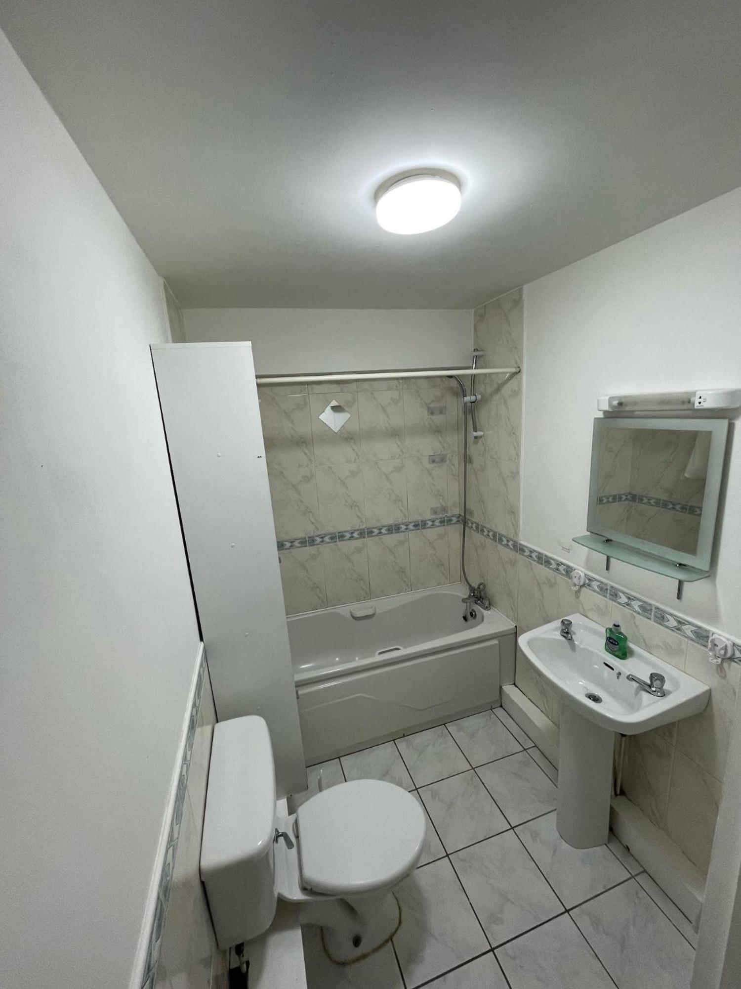 Spacious 2 Bedroom Near The Spire