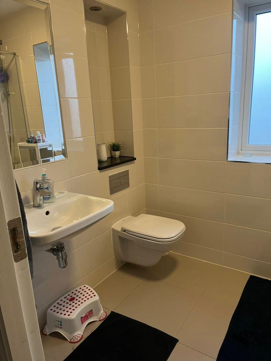 Private Single Bedroom In Beautiful House Homestay