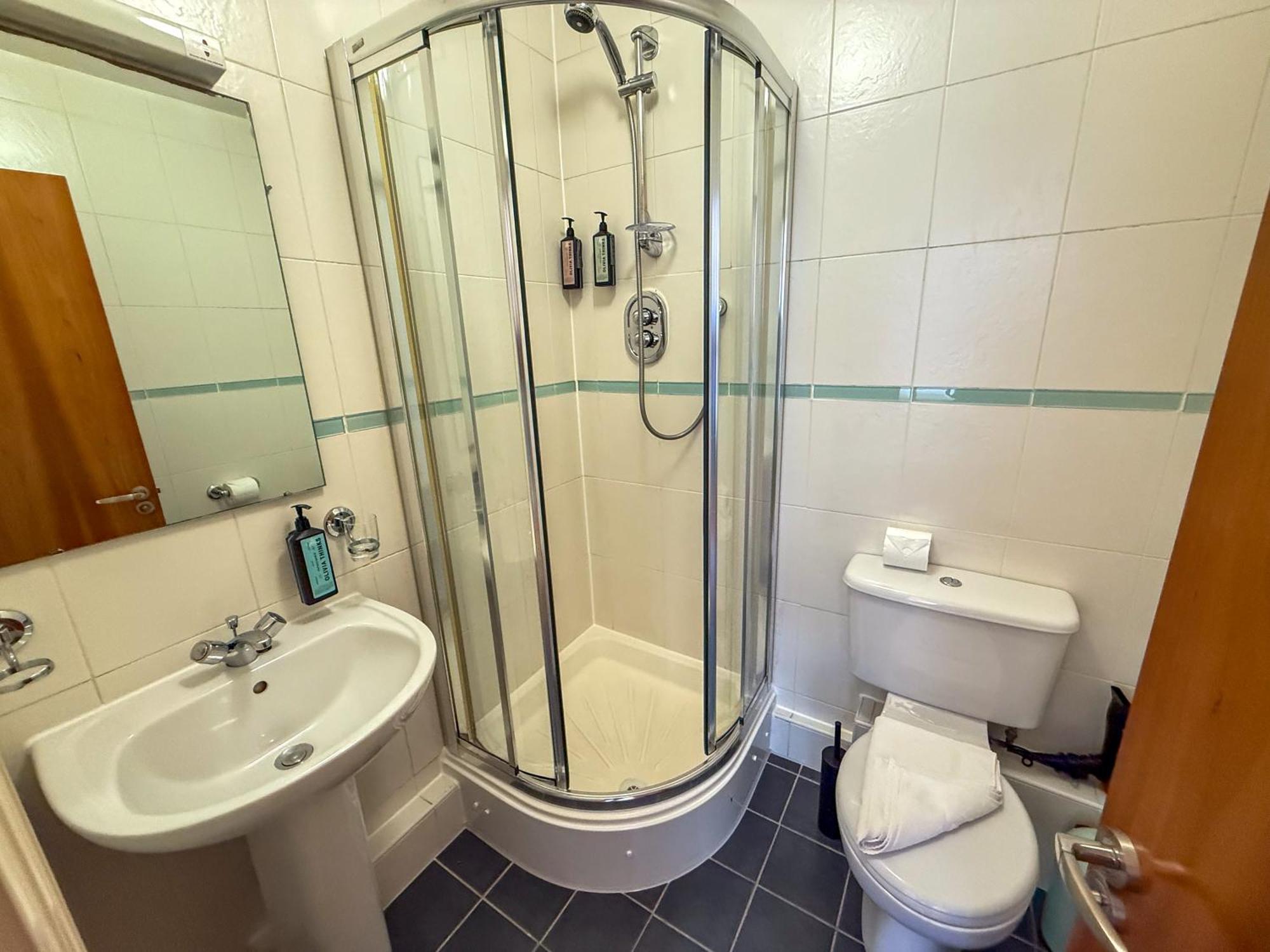Georgian Square Apartment *